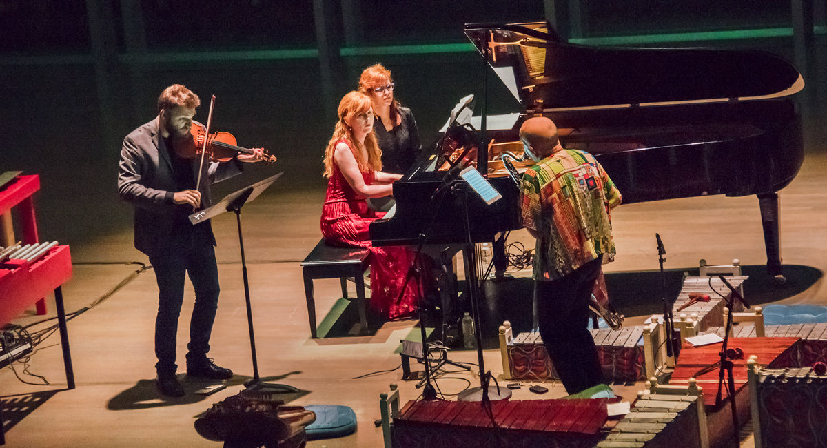 Johnny Gandelsman performs with Evan Ziporyn and Sarah Cahill at the ICA, Boston, 2017. Credit L Barry Hetherington.